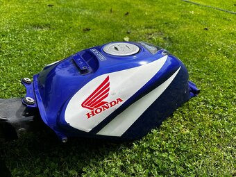 Nádrž Honda cbr125r vstřikovací verze - 4