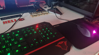 PC + monitor + klávesnice + myš + IN WIN 301 - 4