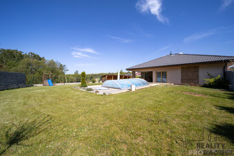 Prostorný rodinný dům 5+kk s velkou zahradou a bazénem na kr - 4