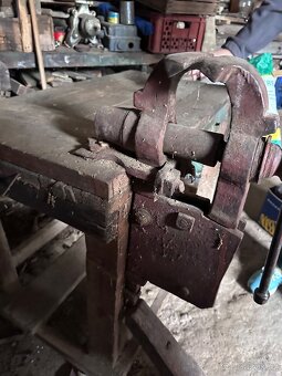 Kovářský svěrák se stolem - 4