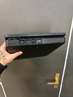 PS4 konzole s dvouma ovladači - 4