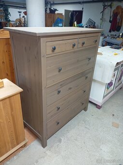 Prodám hezkou komodu IKEA HEMNES z masivu - 4
