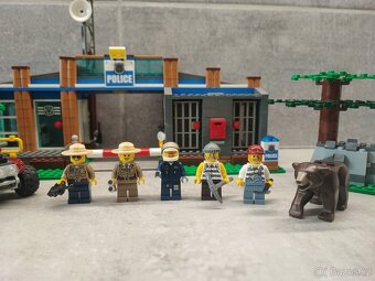 Lego City 4440 - Stanice Lesní Policie - 4