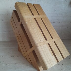 Dřevěný stojan na nože REX - 4