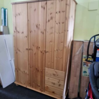 Krásná vysoká šatní skříň v masivu z Borovice výška 225 cm - 4