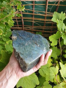 Labradorit - téměř 3 kg (ve tvaru hory) - 4