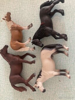 Schleich koně 70-80 Kč ,postavy 70 - 4
