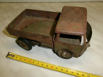 Prodám různé plechové a dřevěné hračky. Dřevěný červený trak - 4