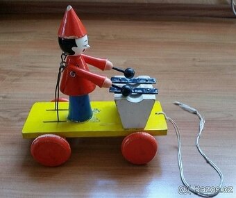 Stará tahací,cinkací,dětská hračka,lezoucí panenka na klíček - 4