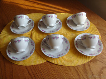 prodám nové hrnky+talířky s květinovým vzorem 6+6ks za 150kč - 4