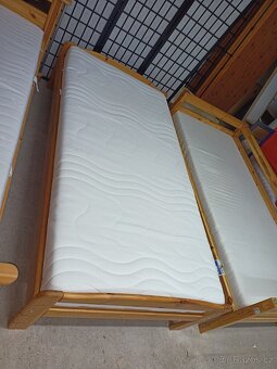 Prodám hezkou postel z masivu 100 x 200 cm - 4