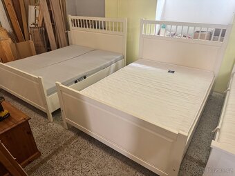 Hezká bílá postel-letiště IKEA HEMNES 140x200 - 4