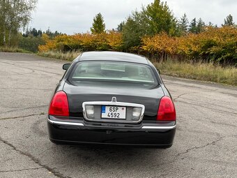 2011 Lincoln Town Car Signature Limited - 4