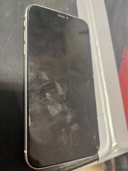 Prodám iphone 11 100% baterie, prasklý displej - 4
