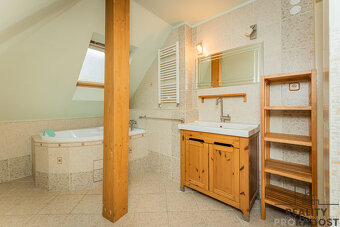 Pronájem bytu 2 + 1 o rozloze 70 m2 s terasou ve vile v Tepl - 4