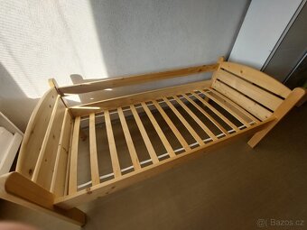 Dřevěná postel v pěkném stavu - 4