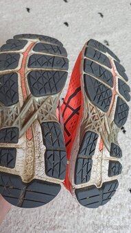 Dívčí botasky Asics-vel.35 - náhradní na tábor, na donošení - 4