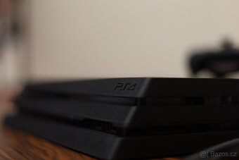 Playstation 4 pro 1TB s příslušenstvím a 2 hry - 4