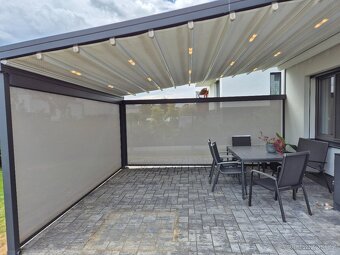 Hliníková pergola s elektricky ovládanou střehou a roletami - 4