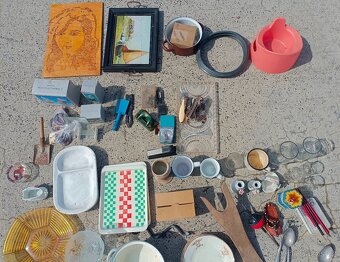 starý polštář nádobí lustr světlo židle hrneček talíř příbor - 4