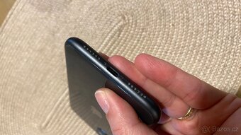 Prodám černý iPhone 11 64GB - 4