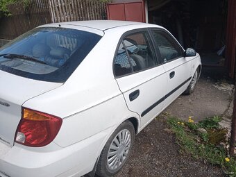 Hyundai Accent - 4