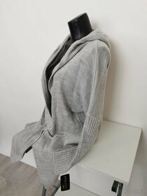 Oversized svetr šedé barvy s kapucí - 4