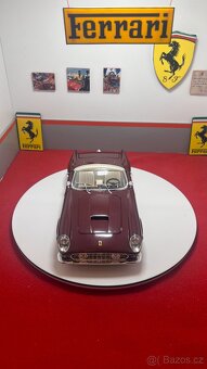 Ferrari 250 GT cabriolet 1:18 Hot Wheels - 4