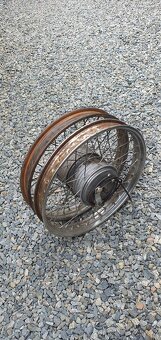 Jawa 555 podsedlový plech a kola ráfky. - 4
