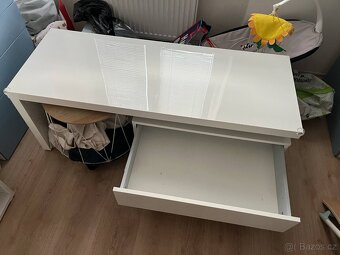 Stolek pod TV (bílá lesklá) - 4