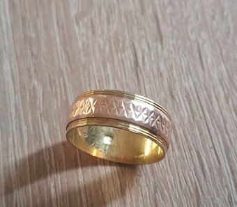 Prodám tyhle krásné snubní zlaté prsteny - 4