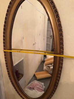 Velké nástěnné zrcadlo ve vyřezávaném zlaceném rámu - 4