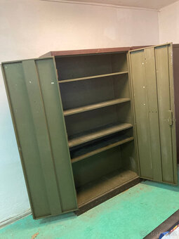 Trezor skříňový dvoudveřový s policemi za 4.000 kč - 4