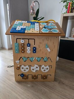 Poctivý dřevěný domeček activity board - 4
