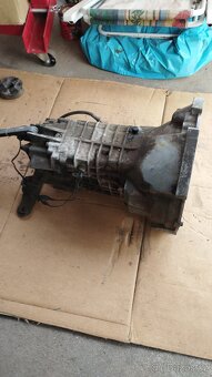 Převodovka BMW E30 s táhly a držákem. - 4
