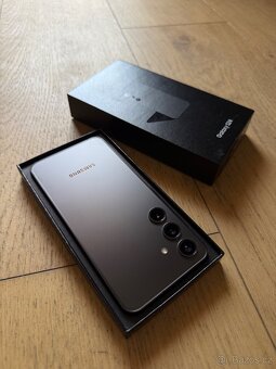 Samsung Galaxy S24 256GB šedý - 4