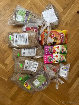 Prodám klec a zrní pro korelu - 4