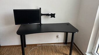 Monitory, stůl a držák - 4