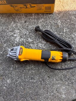 Úhlová bruska Dewalt DWE4257 - 4