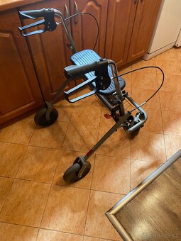 Skládací chodítko se sedátkem - 4