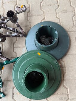 10 kovových + 2 umělé stojany na vánoční stromeček - 4