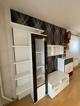 Obývací stěna v černobílém designu - 4