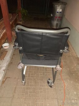 Pojízdné toaletní křeslo+ 2 ks měkkého polstrování - 4