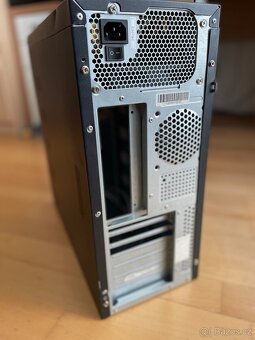 Skříň miditower se zdrojem, pěkný stav - 4