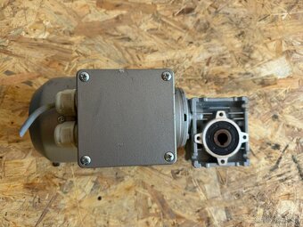 ELEKTROMOTOR S PREVODOVKOU 135 ot/min - 4