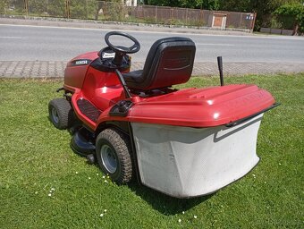 Zahradní traktůrek Honda 2417 W-Twin - 4