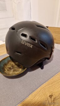 Lyžařská helma Uvex s visorem - 4