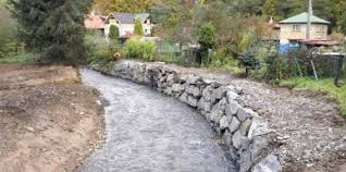 Poptávám za odvoz velké kameny, kostky, bet.pražce atd. - 4