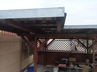 Starší dřevěná pergola - 4