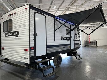 Americký obytný přívěs Zinger 18DS Výsuv DPH - 4